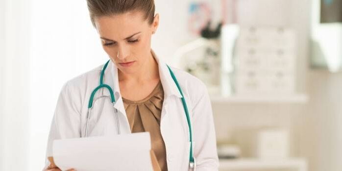 Az orvos vizsgálatokat végez a papillomavírus diagnosztizálására